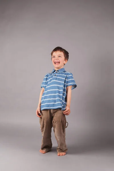 Retrato Niño Pequeño Sobre Fondo Gris Interior — Foto de Stock