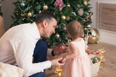 Mutlu baba ve yeni yıl ağacı yakınındaki genç kız portresi. Noel süsleri