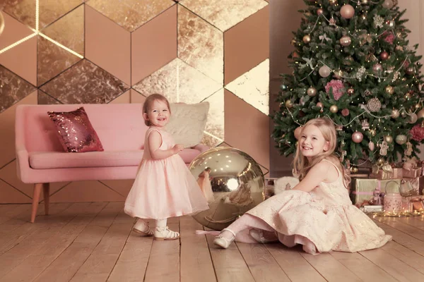 Retrato Meninas Bonitas Pensativo Sentado Árvore Natal — Fotografia de Stock