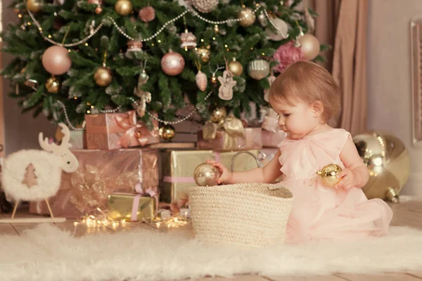 Retrato Niño Feliz Divertido Fondo Navidad Niña Jugando Con Bola — Foto de Stock