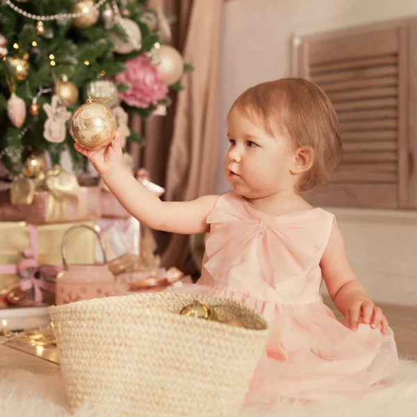 Retrato Criança Feliz Engraçado Fundo Natal Menina Pequena Jogando Com — Fotografia de Stock