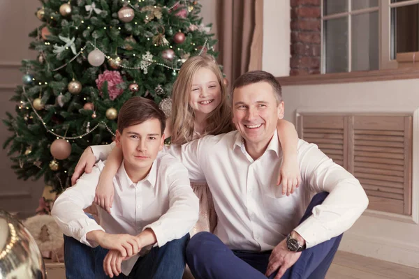 Retrato Hermosa Familia Feliz Feliz Padre Hija Hijo Son Decoraciones — Foto de Stock