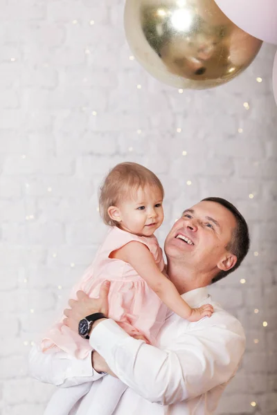 Retrato Pai Feliz Filha Jovem Perto Árvore Ano Novo Decorações — Fotografia de Stock