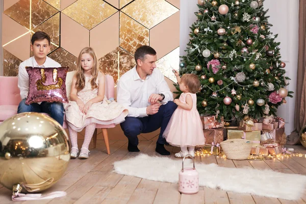 Portre Güzel Mutlu Aile Mutlu Noeller Baba Kızı Oğlu Olan — Stok fotoğraf