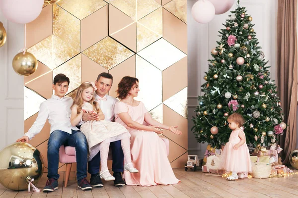 Retrato Bela Grande Família Feliz Janela Decorações Natal Interior — Fotografia de Stock