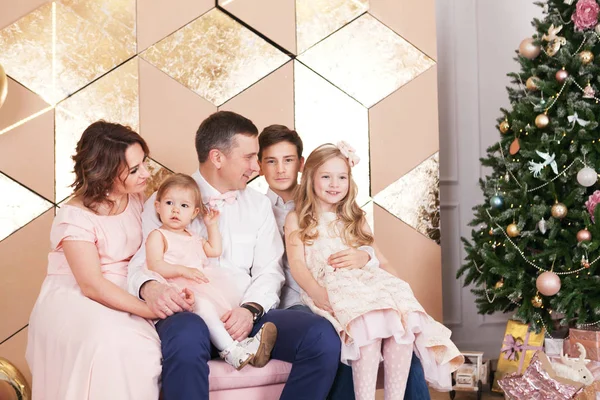 屋内クリスマスの装飾のウィンドウで美しい大きな幸せな家族の肖像画 — ストック写真