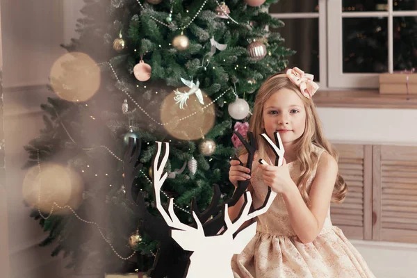 Retrato Menina Bonita Pensativo Sentado Decorações Natal — Fotografia de Stock