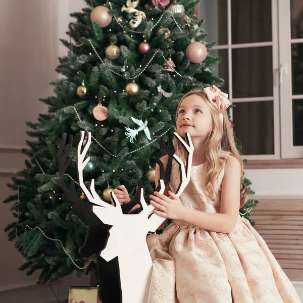 Portrét Promyšlené Krásná Dívka Sedí Vánoční Dekorace — Stock fotografie