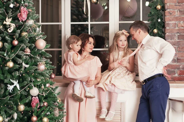 Portret Van Mooie Grote Gelukkige Familie Bij Raam Kerstversiering Indoor — Stockfoto