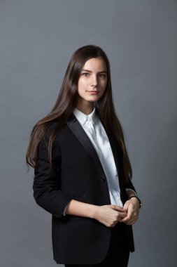 Mutlu güzel kız öğrenci genç gri arka plan üzerinde Beyaz gömlekli portre studio