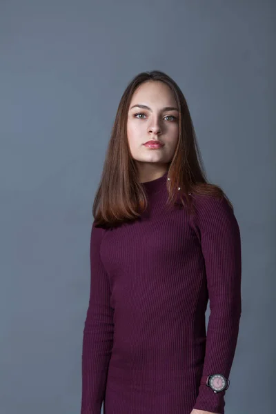 Portret Van Gelukkig Mooi Schoolmeisje Tiener Een Grijze Achtergrond Studio — Stockfoto