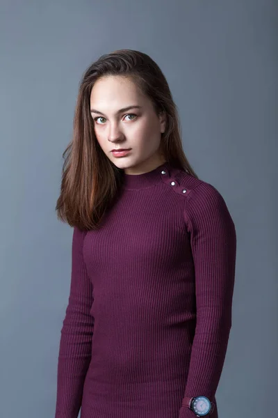 Portret Van Gelukkig Mooi Schoolmeisje Tiener Een Grijze Achtergrond Studio — Stockfoto