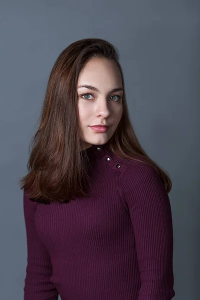 Retrato Adolescente Colegiala Feliz Agradable Sobre Fondo Gris Estudio —  Fotos de Stock