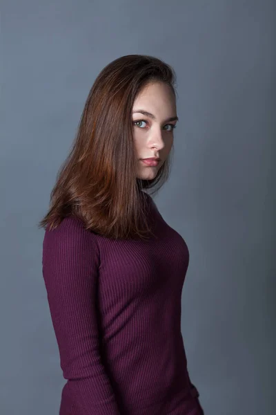 Porträt Von Glücklichen Netten Schulmädchen Teenager Auf Grauem Hintergrund Studio — Stockfoto
