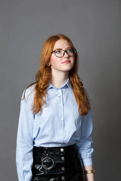 Retrato Adolescente Colegiala Feliz Agradable Camisa Azul Sobre Fondo Gris —  Fotos de Stock