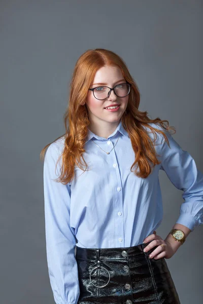 Retrato Adolescente Colegiala Feliz Agradable Camisa Azul Sobre Fondo Gris — Foto de Stock