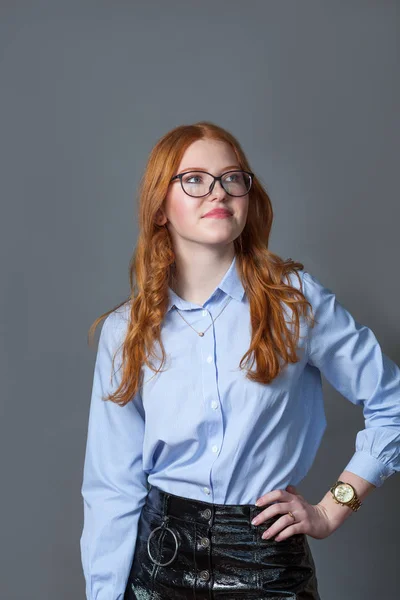 Retrato Adolescente Colegiala Feliz Agradable Camisa Azul Sobre Fondo Gris —  Fotos de Stock