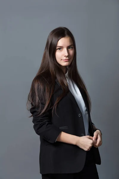 Portret Szczęśliwy Uczennica Ładny Nastolatek Białej Koszuli Szarym Tle Studio — Zdjęcie stockowe