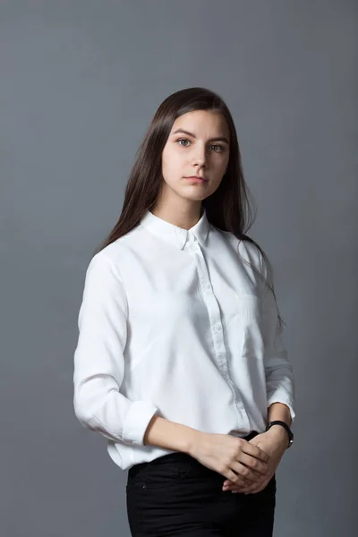 Portrait Heureuse Écolière Adolescente Chemise Blanche Sur Fond Gris Studio — Photo