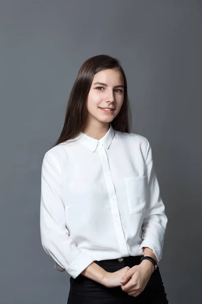 Retrato Adolescente Colegial Agradável Feliz Camisa Branca Fundo Cinza Estúdio — Fotografia de Stock