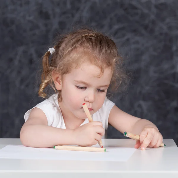 Kleines Mädchen Zeichnet Mit Bleistift Porträt Auf Dem Hintergrund Der — Stockfoto