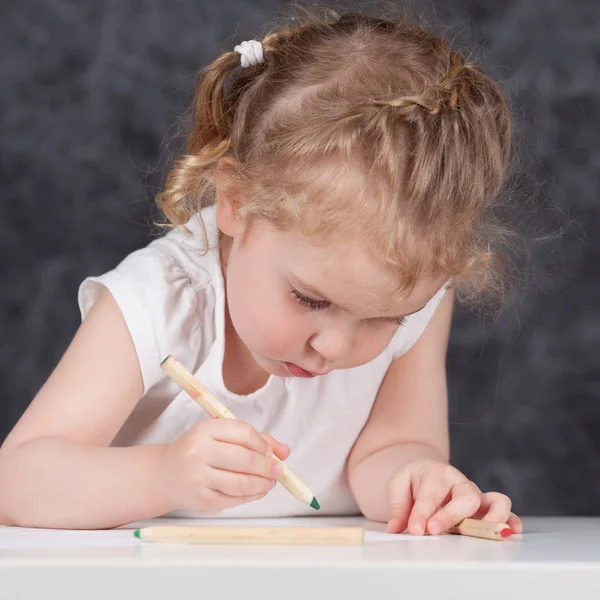 Mała Dziewczynka Czerpie Ołówki Portret Tle Kuratorium Undoor — Zdjęcie stockowe