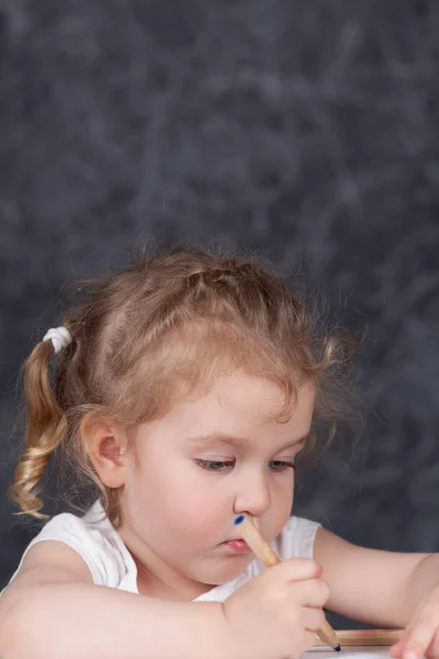 Kleines Mädchen Zeichnet Mit Bleistift Porträt Auf Dem Hintergrund Der — Stockfoto