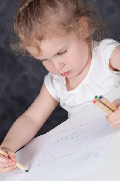 Kleines Mädchen Zeichnet Mit Bleistift Porträt Auf Dem Hintergrund Der — Stockfoto