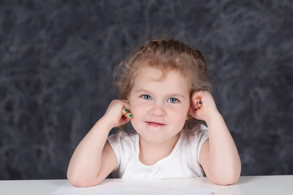 Petite Fille Dessine Avec Des Crayons Portrait Sur Fond Conseil — Photo
