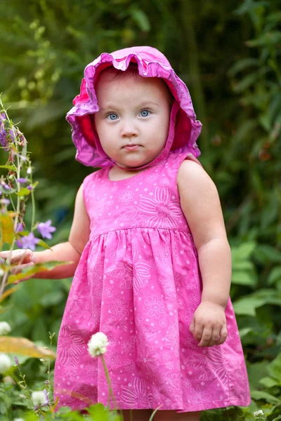 Portrait Mignonne Petite Fille Dans Jardin Été Sur Fond Fleurs — Photo