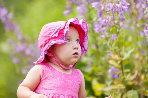 Porträtt Söt Liten Flicka Sommarträdgården Bakgrund Blommor — Stockfoto