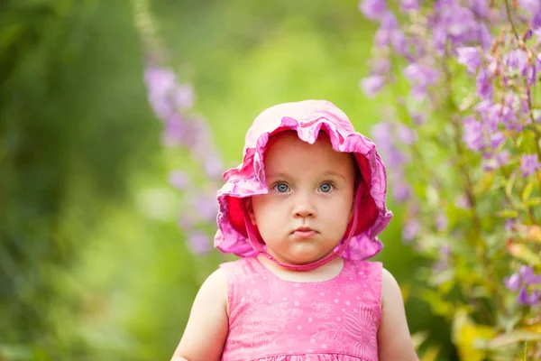 Nyári Kert Virágok Háttér Aranyos Kis Lány Portréja — Stock Fotó