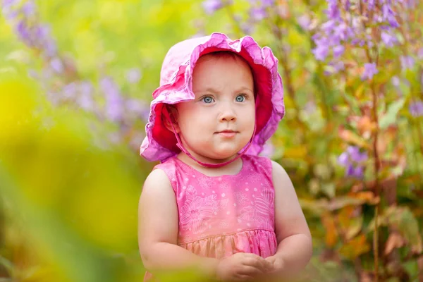 Porträt Von Niedlichen Kleinen Mädchen Sommer Garten Auf Dem Hintergrund — Stockfoto