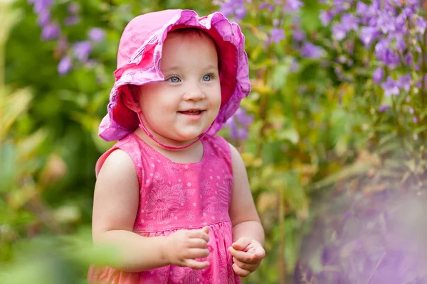 Портрет Милої Маленької Дівчинки Літньому Саду Фоні Квітів — стокове фото