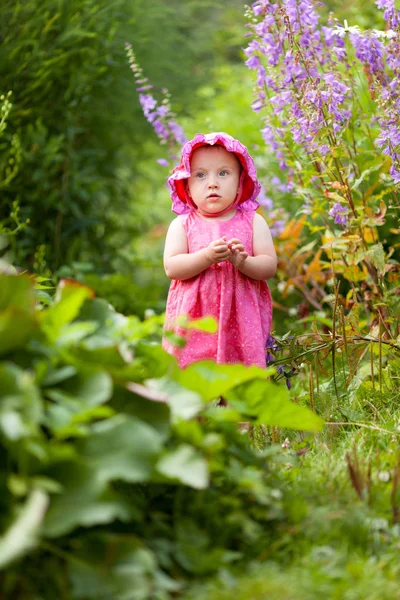 Ritratto Graziosa Bambina Nel Giardino Estivo Sfondo Fiori — Foto Stock