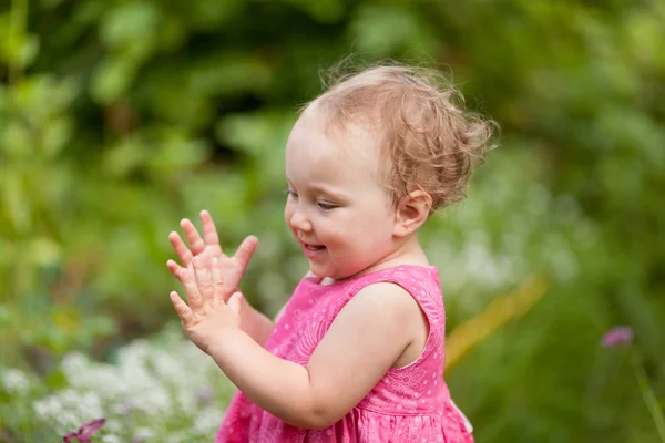 Πορτρέτο Του Χαριτωμένο Μικρό Κορίτσι Στον Κήπο Καλοκαίρι Στο Φόντο — Φωτογραφία Αρχείου