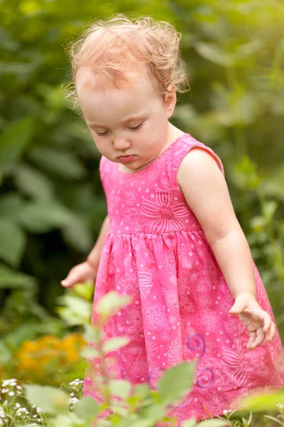 Retrato Linda Niña Jardín Verano Sobre Fondo Flores —  Fotos de Stock