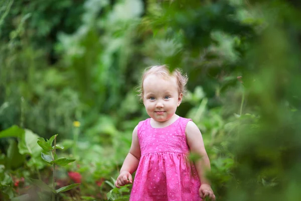 可爱的小女孩的画像在夏天庭院在花的背景 — 图库照片