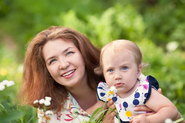 夏の庭で幸せな陽気な母と娘の肖像画 女性ハグ赤ちゃん — ストック写真