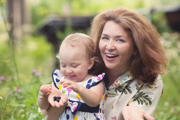 夏の庭で幸せな陽気な母と娘の肖像画 女性ハグ赤ちゃん — ストック写真