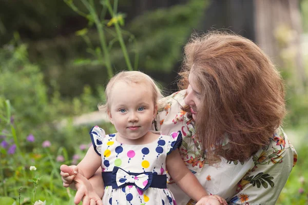 Retrato Mãe Alegre Feliz Filha Jardim Verão Mulher Abraçando Bebê — Fotografia de Stock