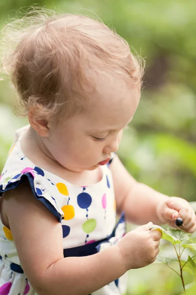Portret Ładna Dziewczynka Letnim Ogrodzie Tle Kwiatów — Zdjęcie stockowe