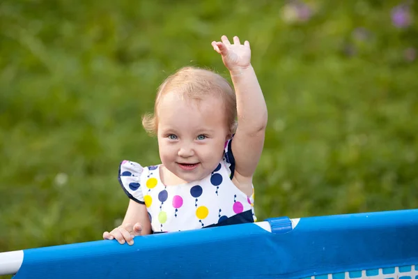 Ritratto Graziosa Bambina Nel Giardino Estivo Sfondo Fiori — Foto Stock