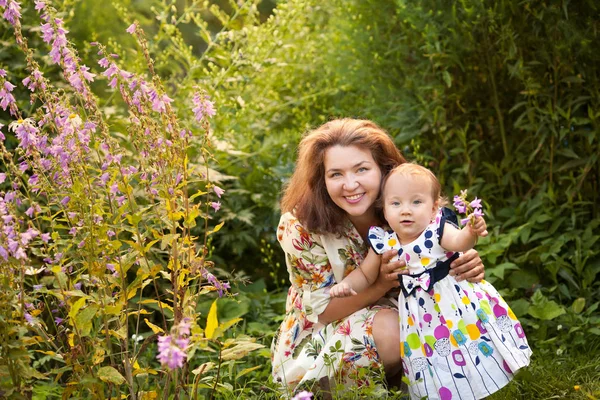 어머니와 정원에서 초상화 — 스톡 사진