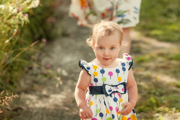 Retrato Linda Niña Jardín Verano Sobre Fondo Flores —  Fotos de Stock