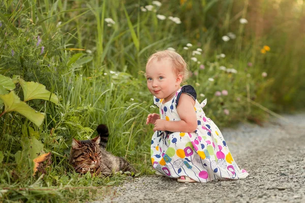 Portret Ładna Dziewczynka Ogród Letni Tle Kwiatów Baby Głaszcząc Szary — Zdjęcie stockowe