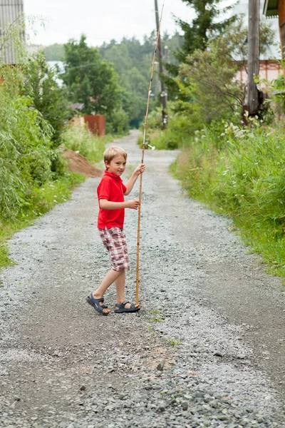 Αγόρι Καλάμι Πηγαίνει Ψάρεμα Δημοσια — Φωτογραφία Αρχείου