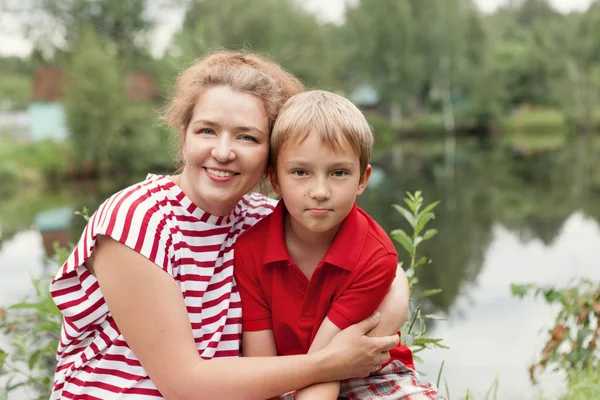 Retrato Mãe Alegre Feliz Filho Jardim Verão Mulher Abraçando Criança — Fotografia de Stock