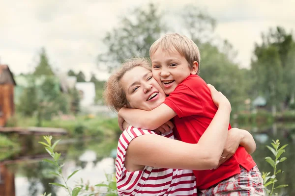 Porträt Einer Fröhlichen Mutter Und Ihres Sohnes Sommergarten Frau Umarmt — Stockfoto