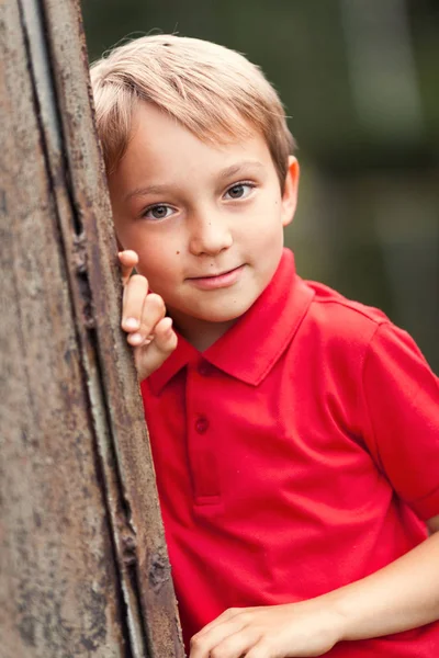 Retrato Menino Bonito Uma Camiseta Vermelha Livre — Fotografia de Stock